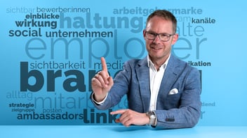 Unser Autor Kai-Nils vor illustriertem Hintergrund 