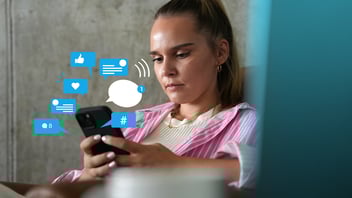 Unsere Autorin mit einem Smartphone in der Hand