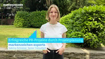 Sabrina Schreiner, Senior Consultant bei markenzeichen, steht vor einer grünen Hecke und lächelt in die Kamera – Experteninterview zu erfolgreichem PR-Projektmanagement.