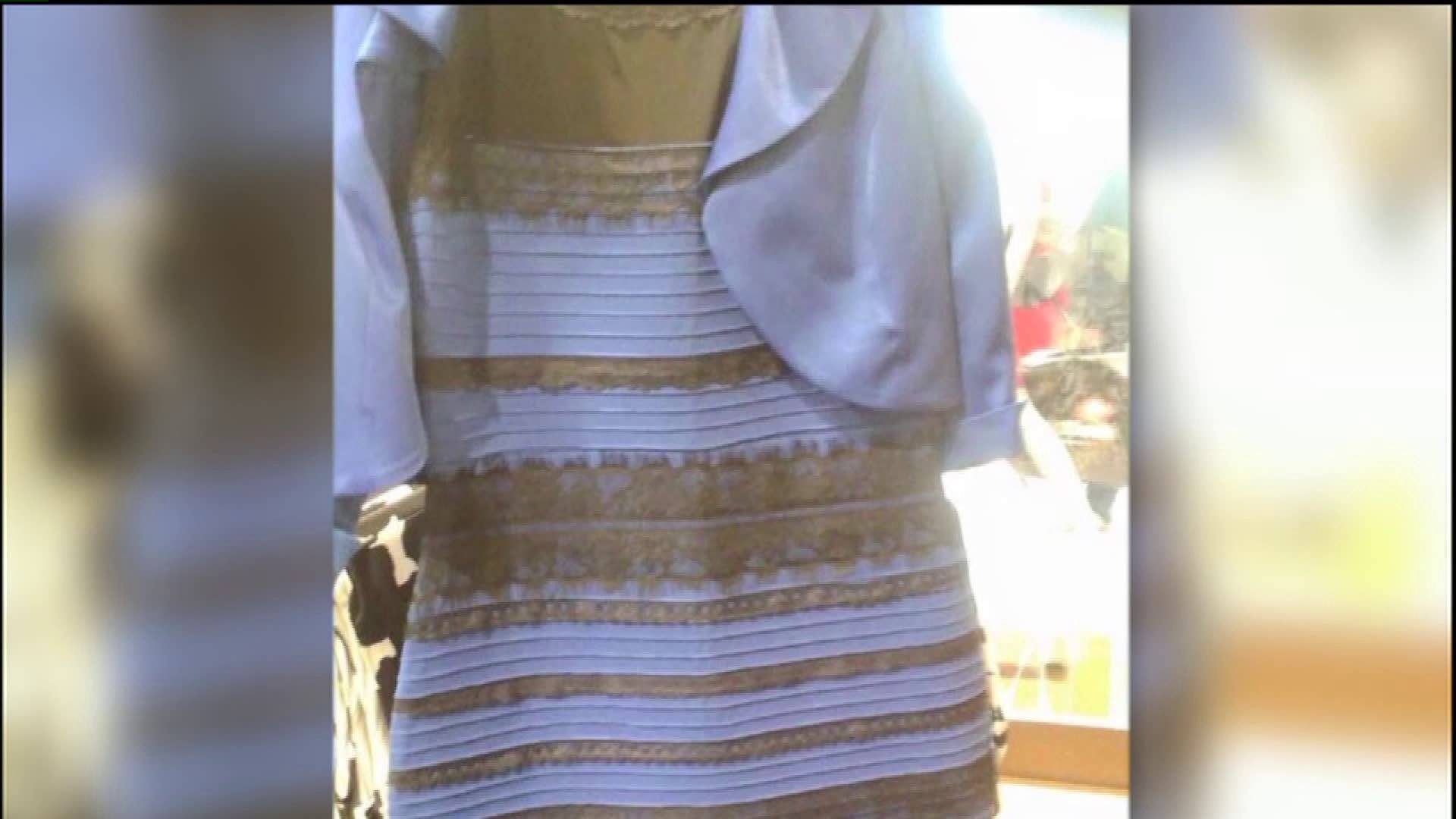 По разному или по разному. Сине золотое платье. Желто белое платье. Цвет платья бело-золотой. Спор о цвете платья.
